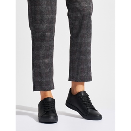 Mukavat mustat urheilukengät 1