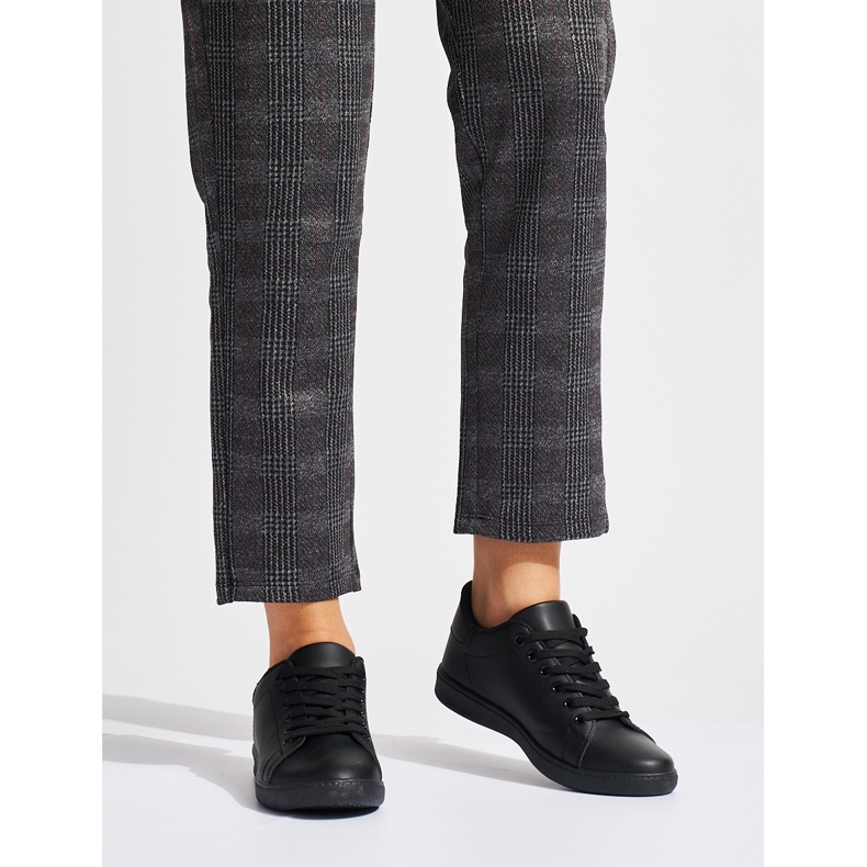 Mukavat mustat urheilukengät 1