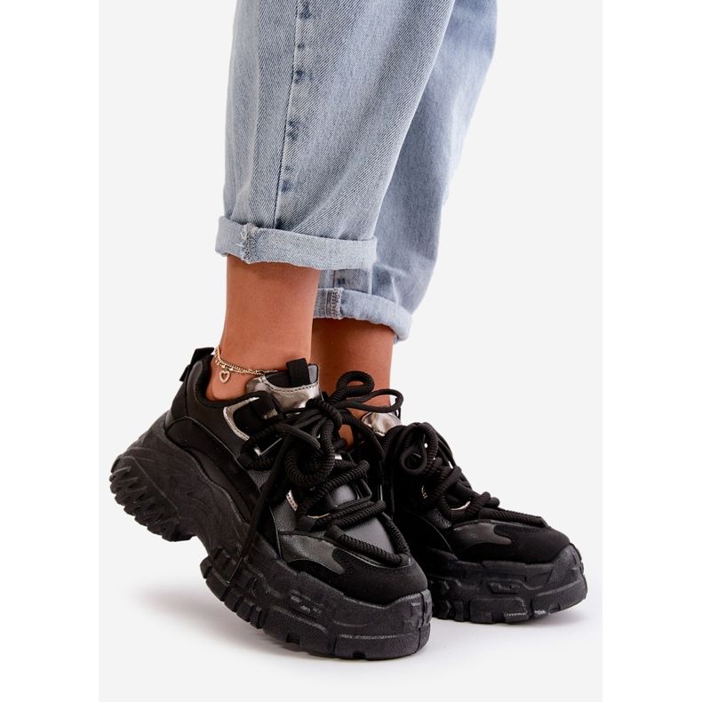 Naisten tennarit massiivisessa pohjassa, musta Nevela 1