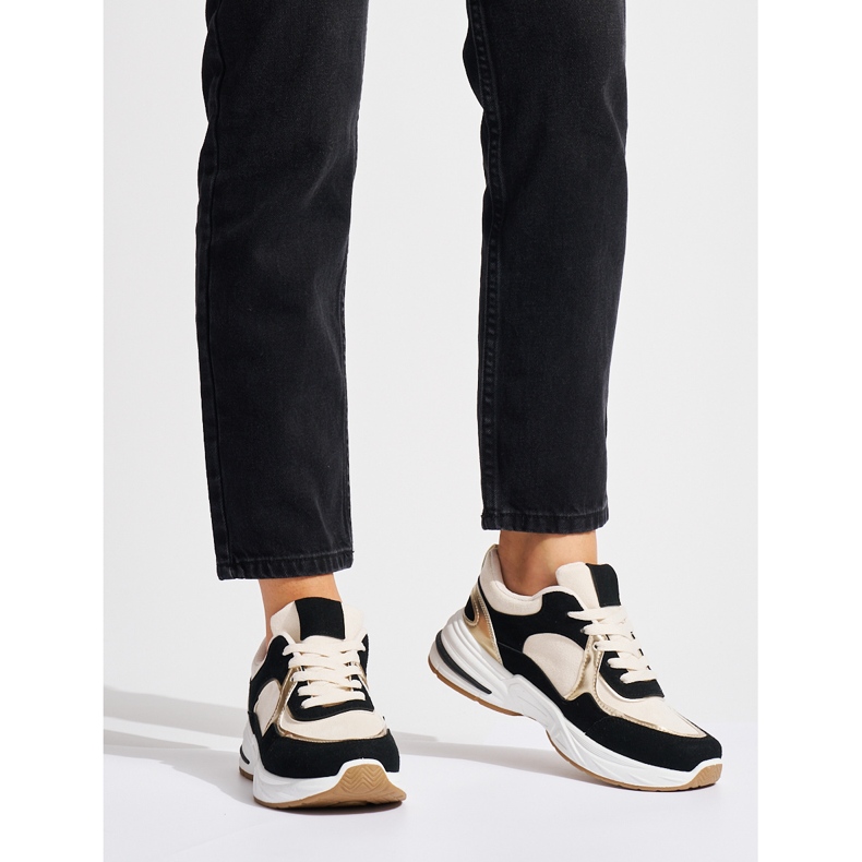 Mustat ja beigenväriset tennarit, joissa paksu pohja valkoinen 2