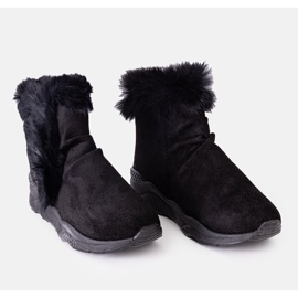 Mustat eristetyt tennarit, joissa Lara-kiilat 1