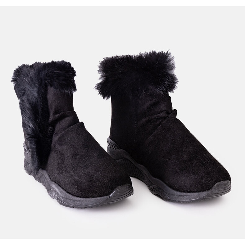 Mustat eristetyt tennarit, joissa Lara-kiilat 1