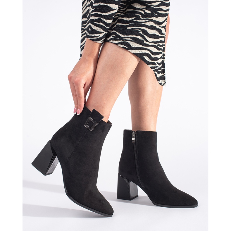 Goodin Mustat mokkanahkaiset saappaat pylväässä 1