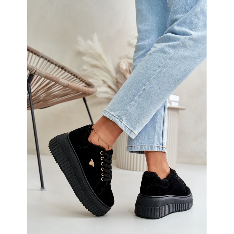 Naisten eristetyt tennarit paksulla pohjalla kultaisilla yksityiskohdilla, musta Lotira 2