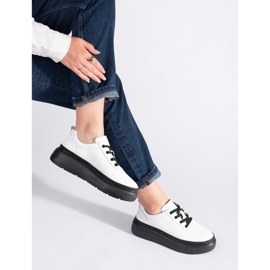 Valkoiset nahkakengät mustalla alustalla valkoinen 1