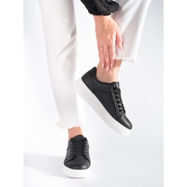 Mustat lenkkarit lavalla 2