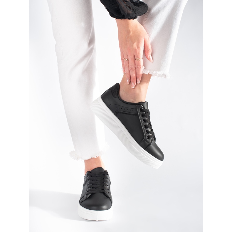 Mustat lenkkarit lavalla 2