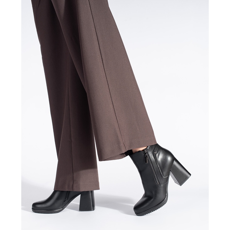 Mustat naisten nilkkurit Sergio Leonelta 2