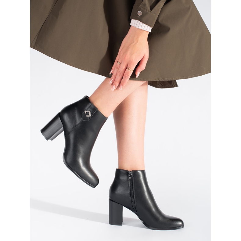 Mustat naisten nilkkurit Sergio Leonelta 1