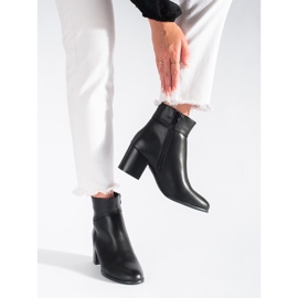 Mustat nilkkurit Sergio Leonen pylväässä 2