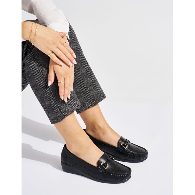 Mustat harjakattoiset mokasiinit, joissa matala kiila 1