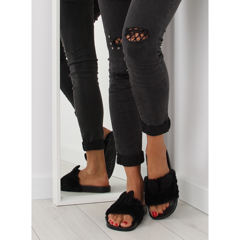 Mustat mustat tossut turkilla ja korvilla 2