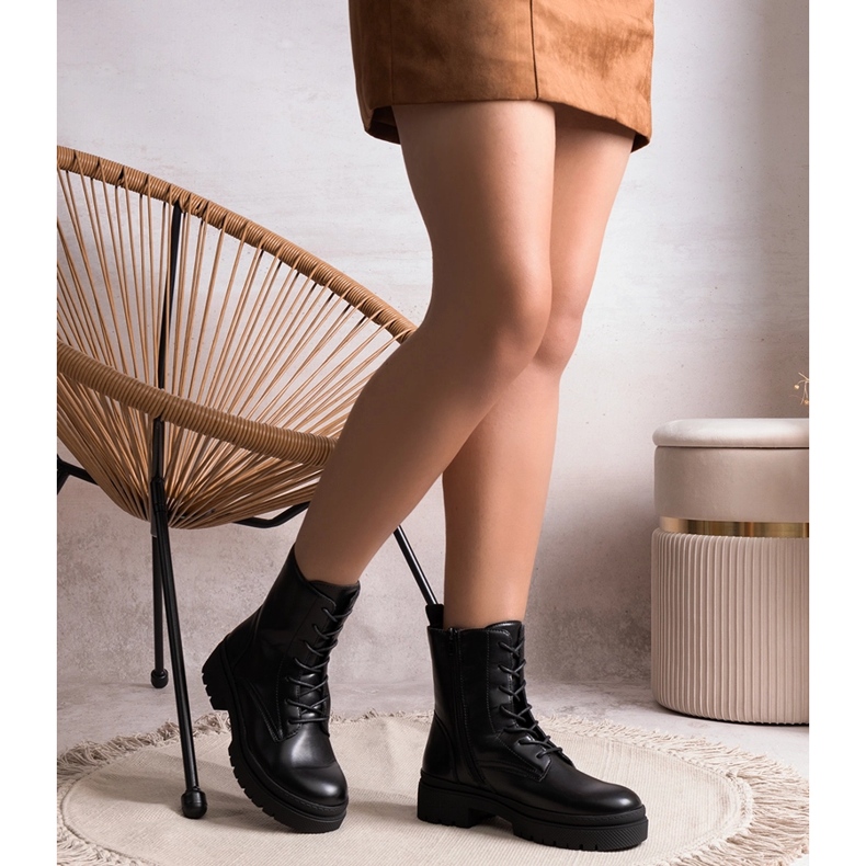 Mustat eristetyt klassiset Edmund-saappaat 1