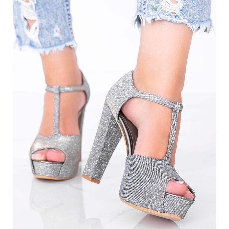 Kiiltävät harmaat pumput Elissa -pylväässä 1