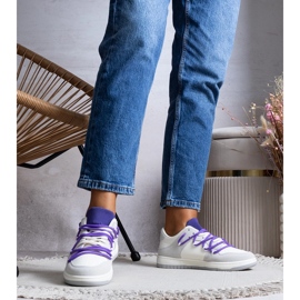 Aucoinin harmaat lenkkarit violeteilla nauhoilla valkoinen 1