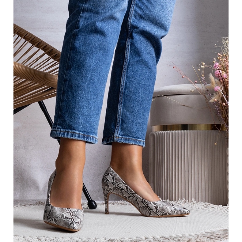 Beige -pumput Nickle -käärmeen kuviossa 1