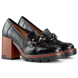 Mustat mokasiinit, joissa paksumpi kantapää ja matalat kengät 1