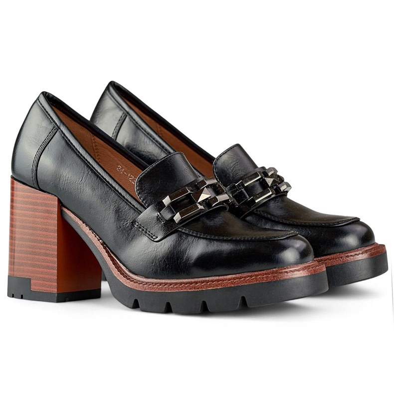 Mustat mokasiinit, joissa paksumpi kantapää ja matalat kengät 1