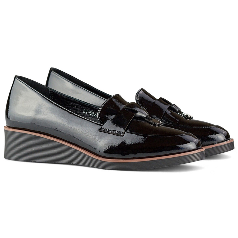 Mustat patentoidut pumput matalalla kiilalla 1