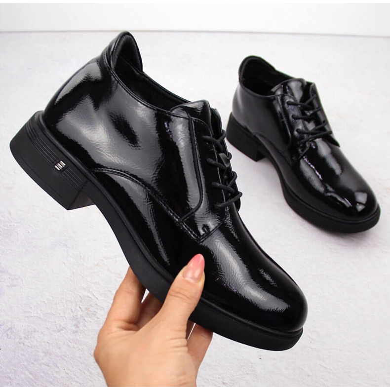 Naisten mustat kiiltonahkaiset nilkkurit Vinceza 58413 1