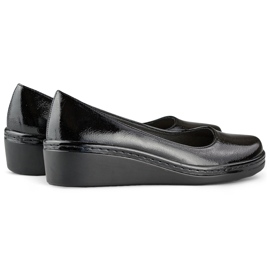 Naisten patenttimustat pumput matalilla kiiloilla 1