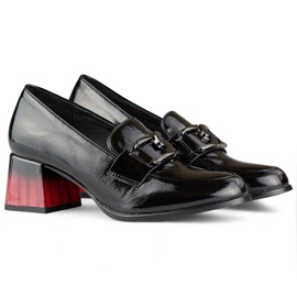 Mustat tyylikkäät naisten kengät, joissa punainen kantapää, kiiltonahkaiset pumput 1