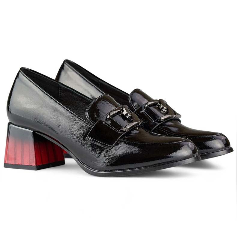 Mustat tyylikkäät naisten kengät, joissa punainen kantapää, kiiltonahkaiset pumput 1