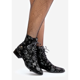 Mokkakuvioiset tasaiset saappaat Maciejka 06391-01 musta 1