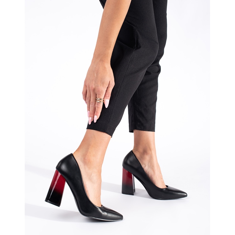 Naisten mustat pumput pylväässä 2