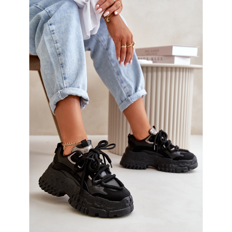 Naisten urheilun lenkkarit massiivisella mustalla pohjalla 1