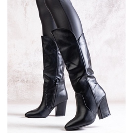 Mustat korkeakorkoiset saappaat Amaren ekonahasta 1