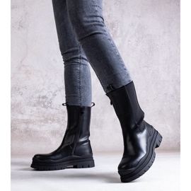 Mustat nilkkurit massiivisella Naema-pohjalla 2