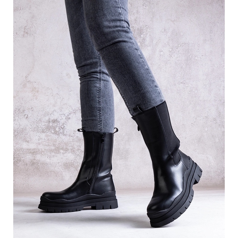 Mustat nilkkurit massiivisella Naema-pohjalla 2