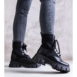 Mustat Zogban nilkkurit, joissa joustava päällinen 1