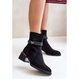 S.Barski Eristetyt naisten saappaat matalilla koroilla koristeellisilla hihnoilla D&amp;A MR880-027 musta 2