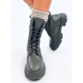 Työntekijät, joilla on joustava Calling Green -päällinen vihreä 1