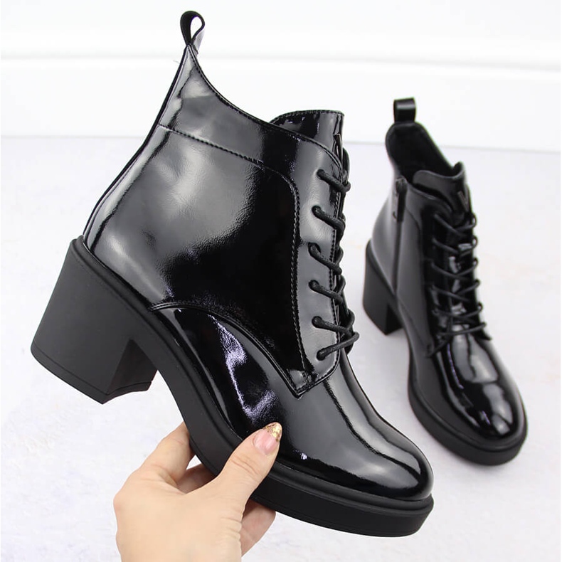 Naisten patentoidut nilkkurit, musta, Vinceza 58321 1