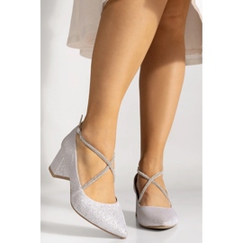 Hopeanvärinen matala pumppu koristeellisilla ristikkäishihnalla BUTDAM 1