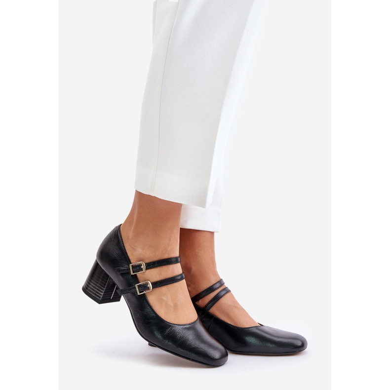 Nahkapumput, joissa hihnat korkokengossa Laura Messi 2857 Musta 1