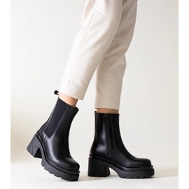 Mustat nilkkurit massiivisella Tharney-korolla 1