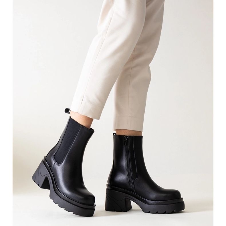 Mustat nilkkurit massiivisella Tharney-korolla 1