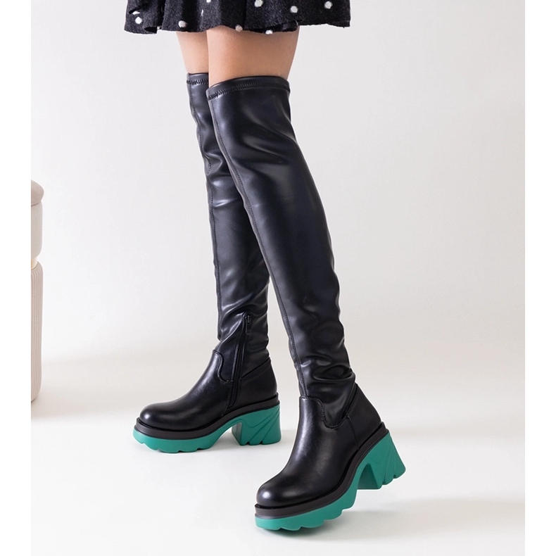 Mustat eristetyt saappaat massiivisella Meragomi-lohkolla 1