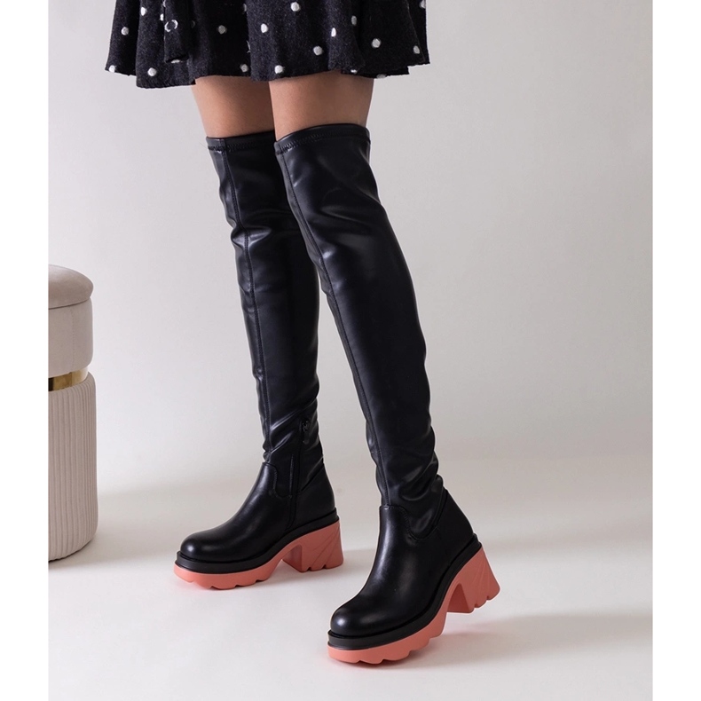 Mustat eristetyt saappaat massiivisella Meragomi-lohkolla 1