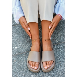 NEWS Naisten ruskeat Airaplea Foam Platform -varvastossut beige 2