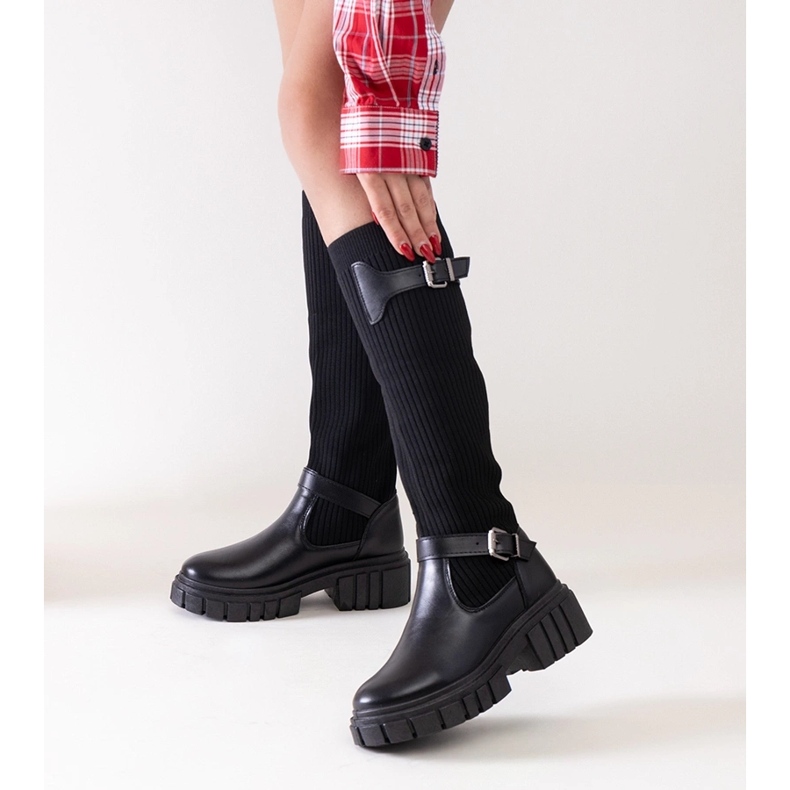 Miste mustat slip-on saappaat joustavalla päällyksellä 2