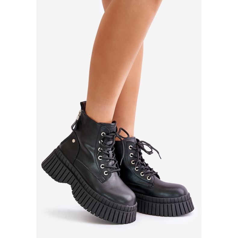 Eristetyt nahkaiset Trapper-nilkkurit massiivisessa pohjassa GOE OO2N4126 Musta 1