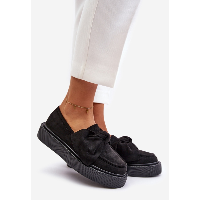 Naisten mokasiinit alustalla rusetilla, musta naivine 1