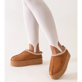 Ruskeat tossut, joissa on brodeerattu Luanela korkealla alustalla 1