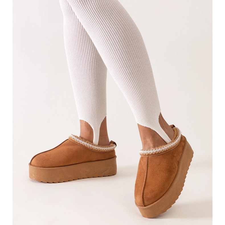 Ruskeat tossut, joissa on brodeerattu Luanela korkealla alustalla 1