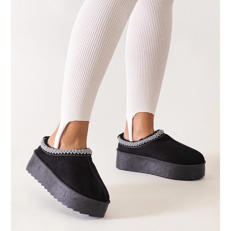 Mustat tossut koristeltu brodeerauksella korkealla Luanel-tasolla 1